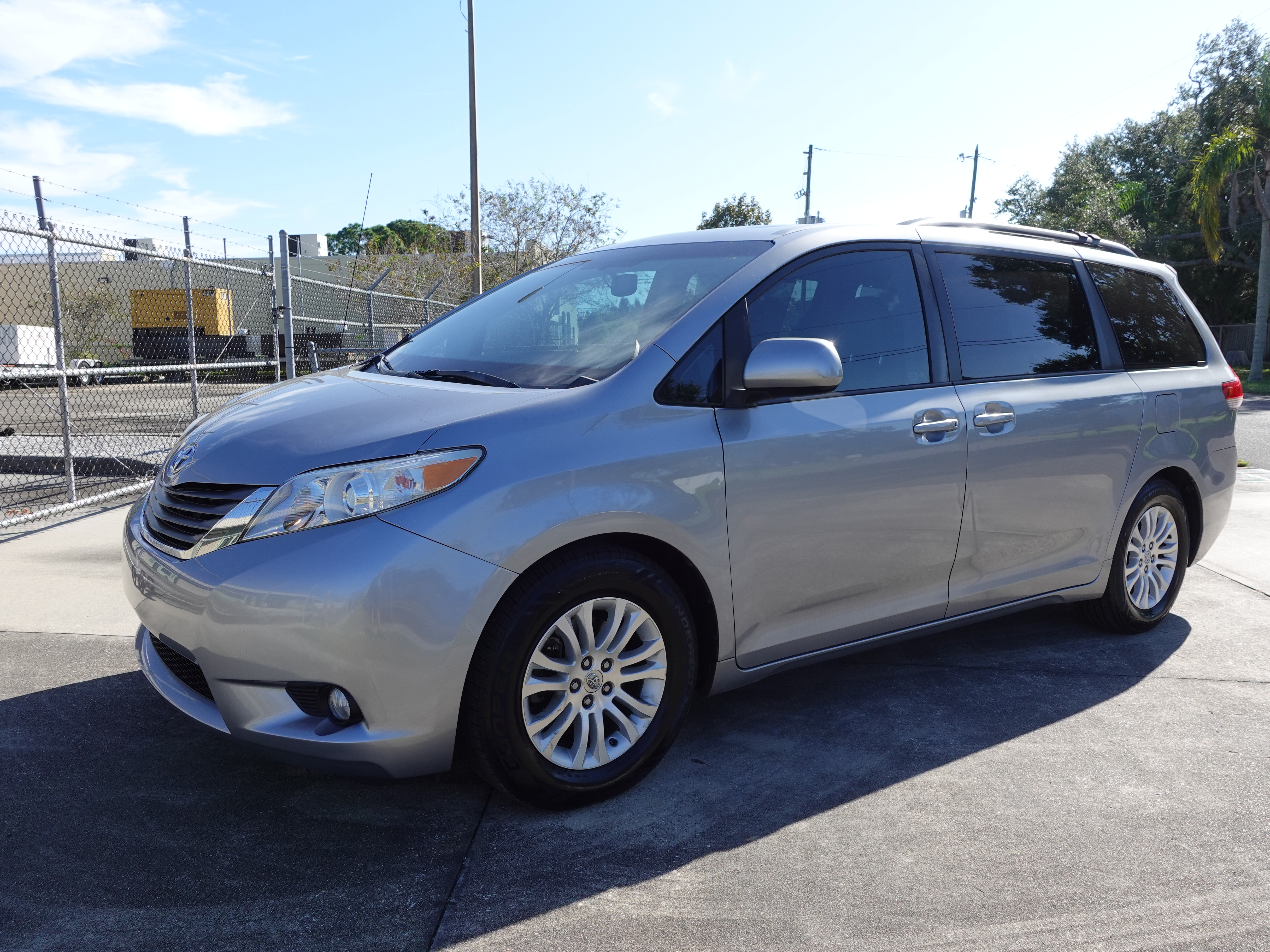 2013 Toyota Sienna XLE 2WD 11995